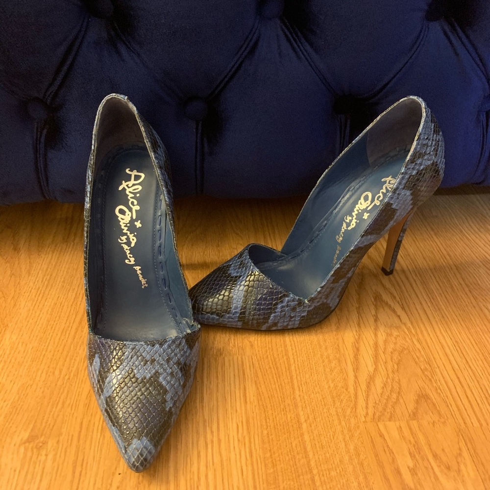 Alice & Olivia Blue Snake “Dina” Pump sz 37